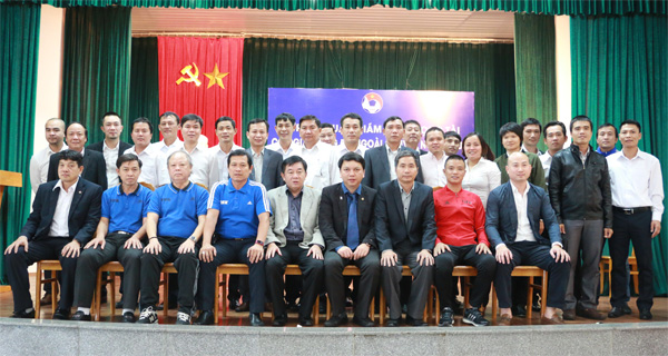 Lãnh đạo VFF chụp ảnh lưu niệm cùng các giám sát