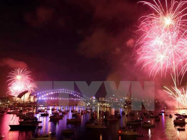 Màn pháo hoa lung linh rực rỡ sắc màu trên cầu cảng Sydney, Australia ngày 31/12. (Nguồn: EPA/TTXVN)
