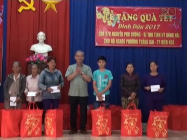 Đồng chí Nguyễn Phú Cường trao quà Tết cho các hộ nghèo tại P. Trảng Dài