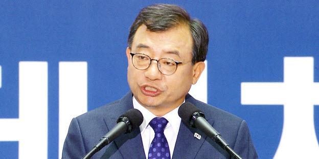 Hàn Quốc: Cựu chủ tịch đảng Saenuri rút khỏi đảng cầm quyền