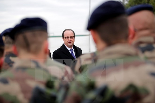 Tổng thống Pháp Francois Hollande (giữa) thăm một căn cứ của Cơ quan chống khủng bố tại thủ đô Baghdad. (Nguồn: AFP/TTXVN)