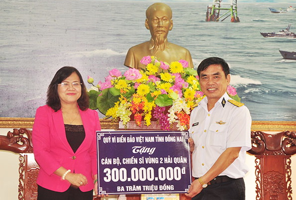 Lãnh đạo tỉnh thăm và tặng quà Vùng 2 Hải quân