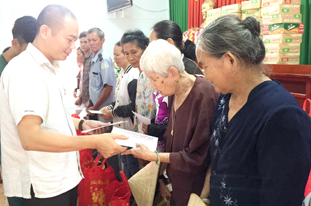 1,143 Tet gifts for poor people