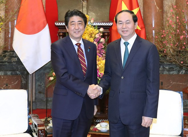 President Tran Dai Quang (R) meets Japanese Prime Minister Shinzo Abe in Hanoi on January 16