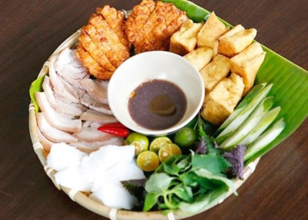 Hoang Cau – A street for food in Hanoi
