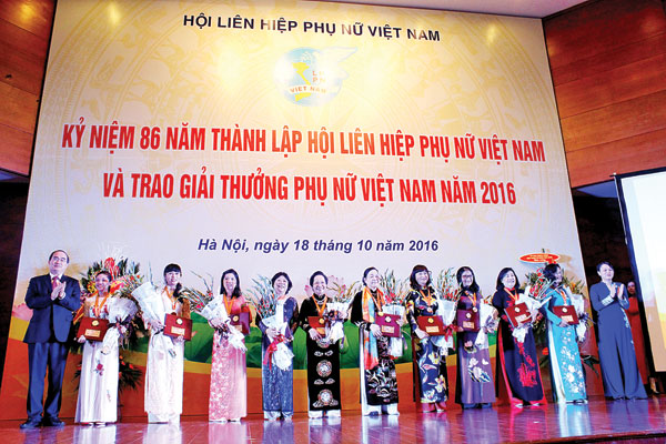 Chị Đỗ Ngọc Thanh Phương (thứ ba từ trái sang) nhận giải thưởng Phụ nữ Việt Nam 2016.