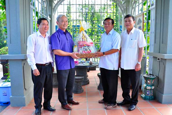 Tet greetings to revolutionary veterans