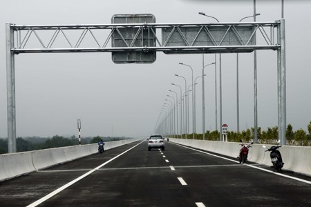 Motorbikes are allowed on slip road at HCM City – Long Thành – Dầu Giây expressway passes through HCM City and Đồng Nai Province. – VNA/VNS Photo Hoàng Hải  Read more at http://vietnamnews.vn/society/349859/motorbikes-allowed-on-slip-road-at-southern-expressway.html#T062w86VbeB1HlOr.99