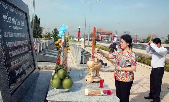 Dong Nai leaders visit relic sites, temples and martyrs cemeteries on Party founding anniversary