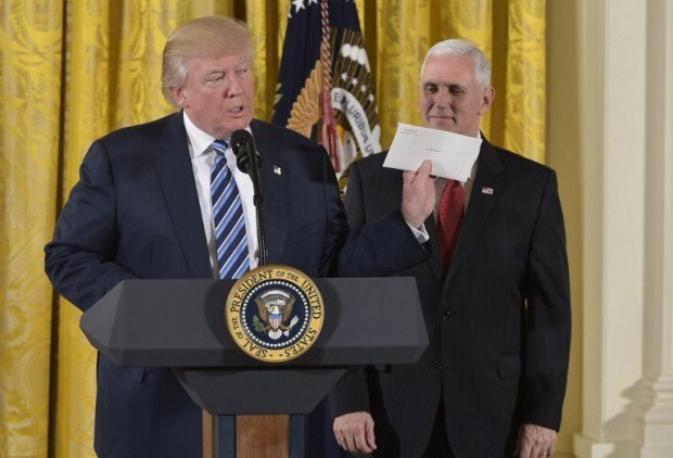 Ông Trump xúc động vì lá thư "đẹp đẽ" do ông Obama để lại