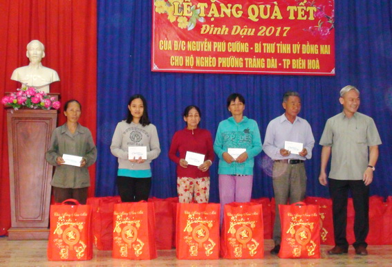 Provincial Secretary hands Tet gifts to poor people