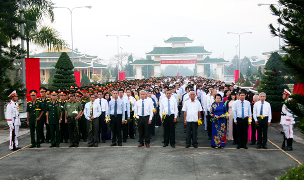 Leaders pay tribute to martyrs on Party founding anniversary