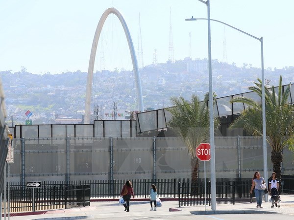 Bức tường biên giới Mỹ-Mexico tại San Ysidro, California, Mỹ ngày 25/1. (Nguồn: AFP/TTXVN)