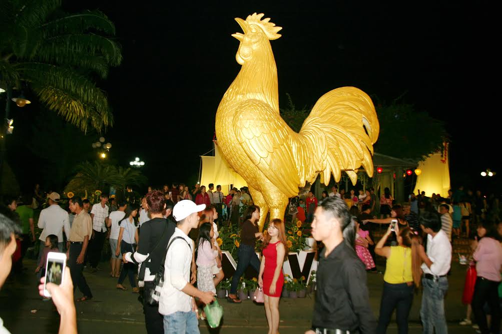 Rất đông người dân đến chụp ảnh với tượng con gà – linh vật của năm 2017