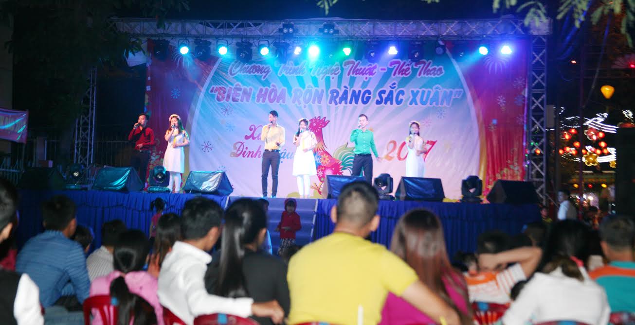  Đông người ngồi xem chương trình ca múa nhạc diễn ra tại Đường hoa Nguyễn Văn Trị.