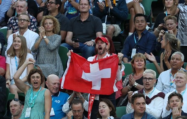   Người hâm mộ Federer ăn mừng chiến thắng. (Nguồn: Getty Images)