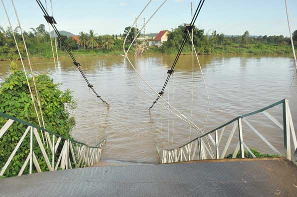 Cầu treo Tà Lài bị sập.