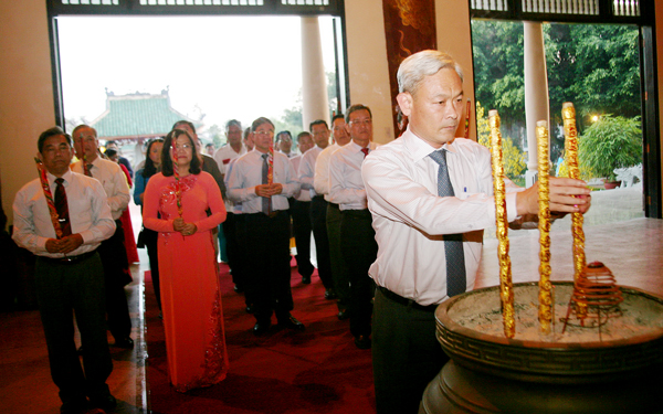 Dong Nai's leaders burn incense on Lunar New Year's Eve