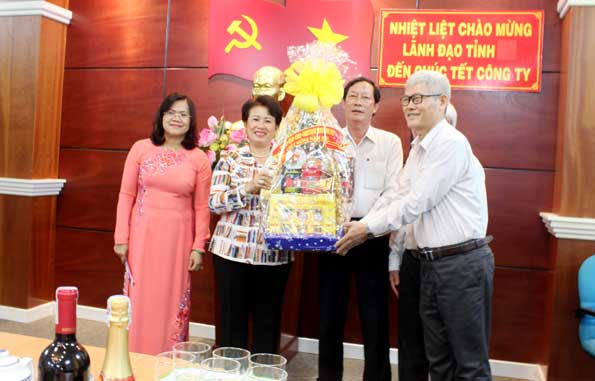 Provincial leaders extend Tet greetings to units