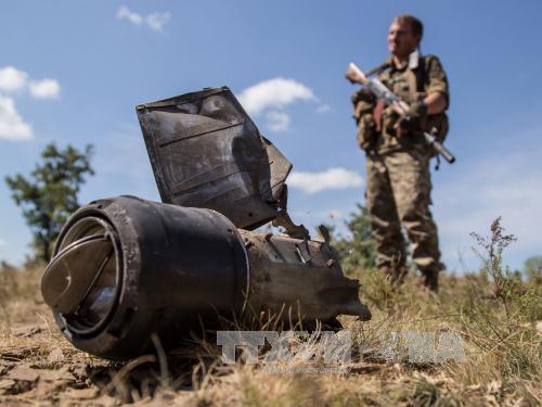 Binh sĩ Ukraine gác tại chốt quân sự gần làng Troitske, vùng Lugansk. Ảnh: AFP/TTXVN.