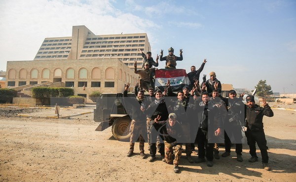 Các binh sỹ Iraq vui mừng sau khi giành lại quyền kiểm soát khu vực phía đông thành phố Mosul. (Nguồn: AFP/TTXVN)