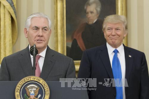 Tổng thống Mỹ Donald Trump (phải) và ông Rex Tillerson (trái) sau khi được phê chuẩn làm Ngoại trưởng của nước này ở Washington, DC ngày 1/2. Ảnh: EPA/TTXVN