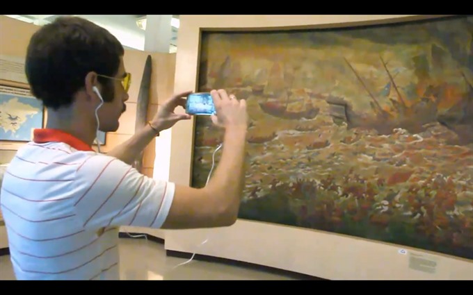 A foreign tourist uses the Friendly Guide application in the National History Museum