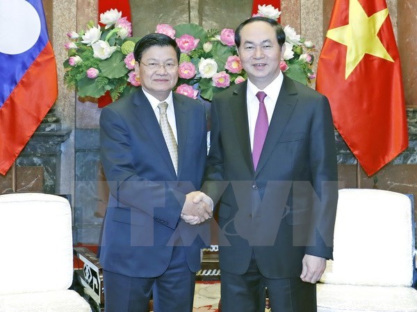 President Tran Dai Quang (R) and Lao Prime Minister Thongloun Sisoulith