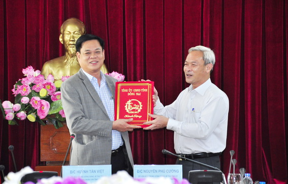 Bí thư Tỉnh ủy tặng quà lưu niệm cho Bí thư tỉnh ủy Phú Yên 