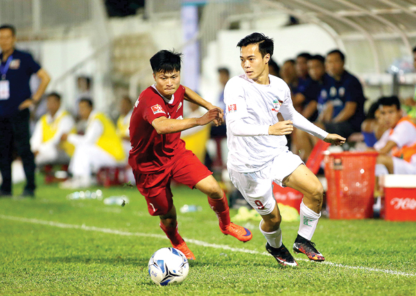 HAGL (phải) đang có khởi đầu thất vọng tại V.League 2017 khi chưa biết mùi chiến thắng và đang ở vị trí chót bảng.