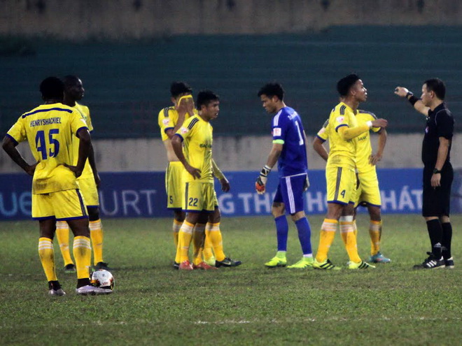 Trọng tài Trung Kiên mắc sai lầm trong trận đấu giữa SLNA và Quảng Nam.