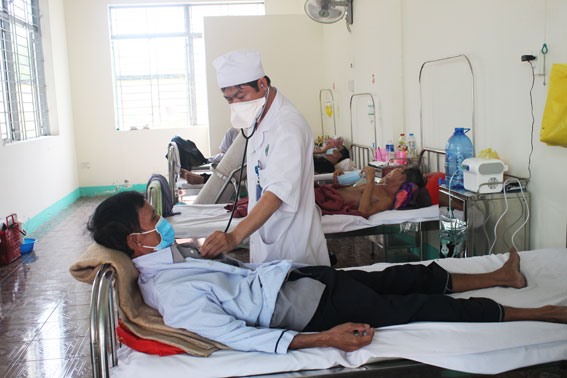 A doctor checks patient with drug-resistant tuberculosis at the Đồng Nai Lung Hospital. – Photo baodongnai.com.vn  Read more at http://vietnamnews.vn/society/351181/first-totally-drug-resistant-tuberculosis-case-in-dong-nai.html#XbdXQtPoTg0FqumD.99