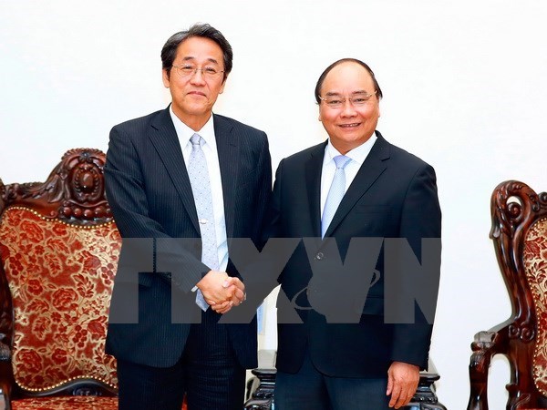 Prime Minister Nguyen Xuan Phuc (R) receives Japan’s Ambassador Kunio Umede on February 14