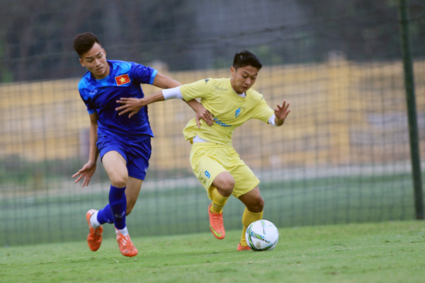 U18 Việt Nam (xanh) đã có trận đấu tập kiểm nghiệm đội hình lần cuối trước U21 Hà Nội