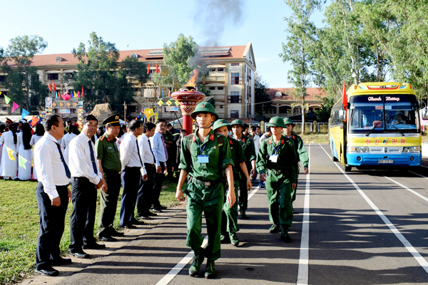 Nghiêm trang trong bộ quân phục lên đường làm nhiệm vụ bảo vệ Tổ quốc. 