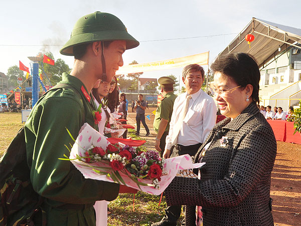 Phó bí thư Tỉnh ủy Phan Thị Mỹ Thanh tặng hoa chúc mừng tân binh (ảnh: Đăng Tùng)