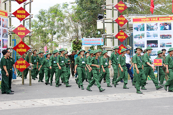 Các thanh niên của huyện Nhơn Trạch hồ hởi trong ngày tòng quân.