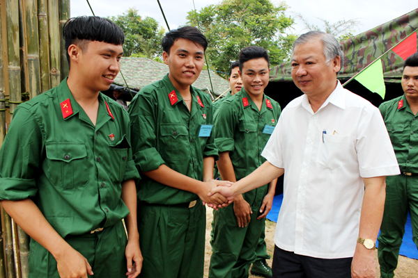 Đồng chí Hồ Văn Năm thăm hỏi động viên các tân binh tại huyện Nhơn Trạch.