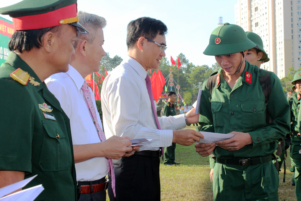 Đồng chí Trần Văn Vĩnh động viên các tân binh huyện Long Thành lên đường nhập ngũ.