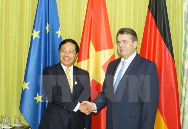 Deputy Prime Minister and Foreign Minister Pham Binh Minh (L) meets German Foreign Minister Sigma Gabriel on the sidelines of the G20 Foreign Ministers' Meeting