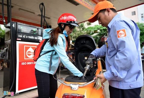 The ministries of industry and trade and finance on Saturday decided to raise retail petrol prices for the first time in 2017 after keeping them unchanged in three revisions. — Photo cafef.vn