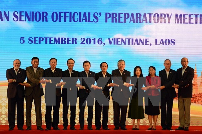 Đại diện các quan chức cao cấp các nước ASEAN tại Vientiane ngày 5/9/2016. (Nguồn: THX/TTXVN)