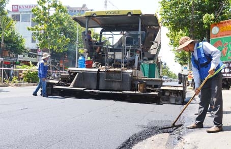 Đơn vị thi công thảm nhựa mặt đường Nguyễn Ái Quốc đoạn gần Trung tâm hội nghị và tổ chức sự kiện tỉnh.