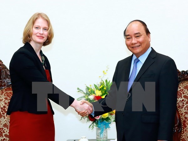 Prime Minister Nguyen Xuan Phuc (R) recevies new Ambassador of New Zealand, Wendy Irene Matthews