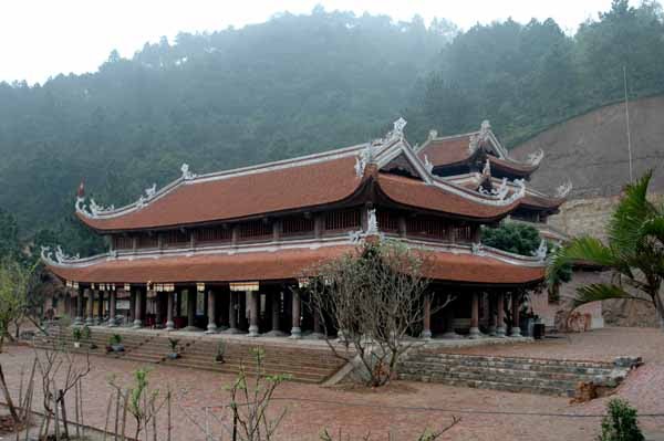Non Nuoc Pagoda – an architectural masterpiece in a Hanoi suburb