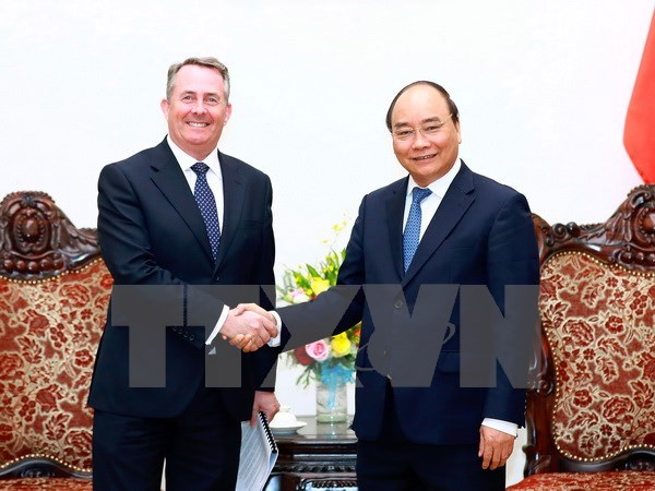 PM Nguyen Xuan Phuc (R) and UK Secretary of State for International Trade Liam Fox