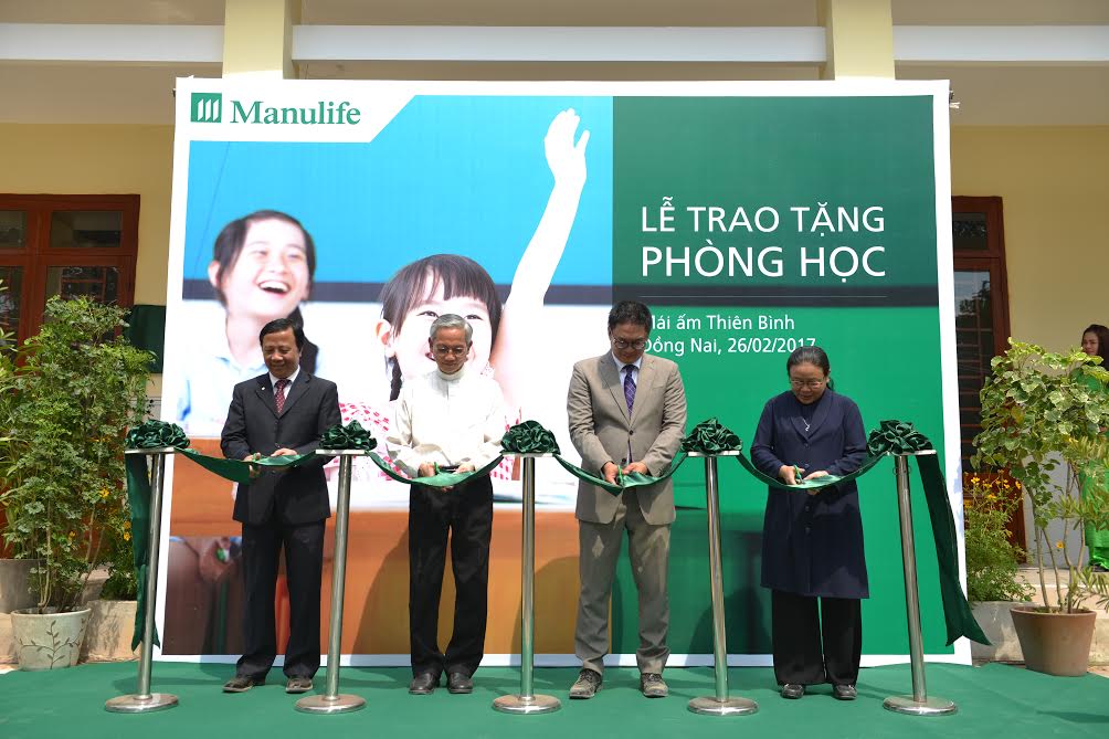 Tặng hai phòng học cho trẻ em mồ côi