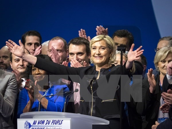 Ứng cử viên Marine Le Pen (giữa) phát biểu khởi động chiến dịch tranh cử ở Lyon ngày 5/2. (Nguồn: EPA/TTXVN)