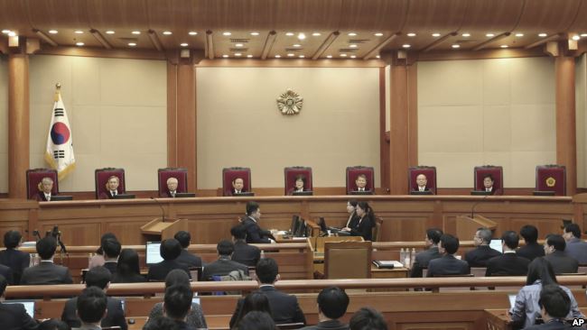 Các vị thẩm phán trong phiên biện hộ cuối cùng về vụ luận tội Tổng thống Park Geun-hye tại Tòa án Hiến pháp ở Seoul, Hàn Quốc, 27/2/2017.