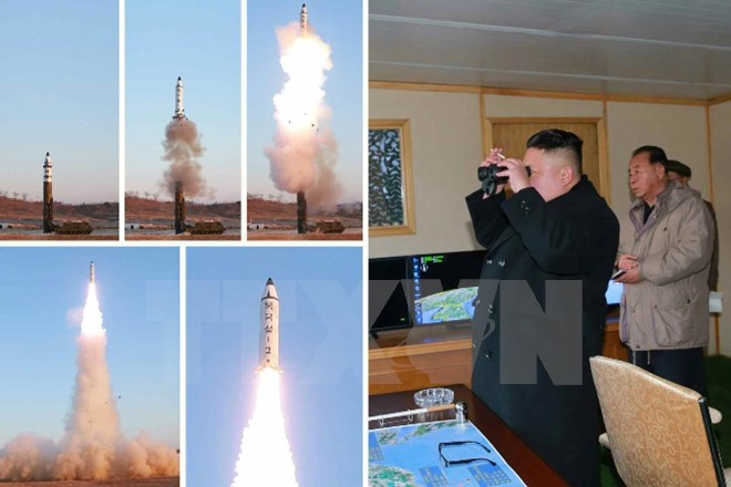 Nhà lãnh đạo Triều Tiên Kim Jong-un giám sát vụ phóng tên lửa đất đối đất Pukguksong-2 tại căn cứ không quân Banghyon ngày 12/2. (Nguồn: YONHAP/TTXVN)